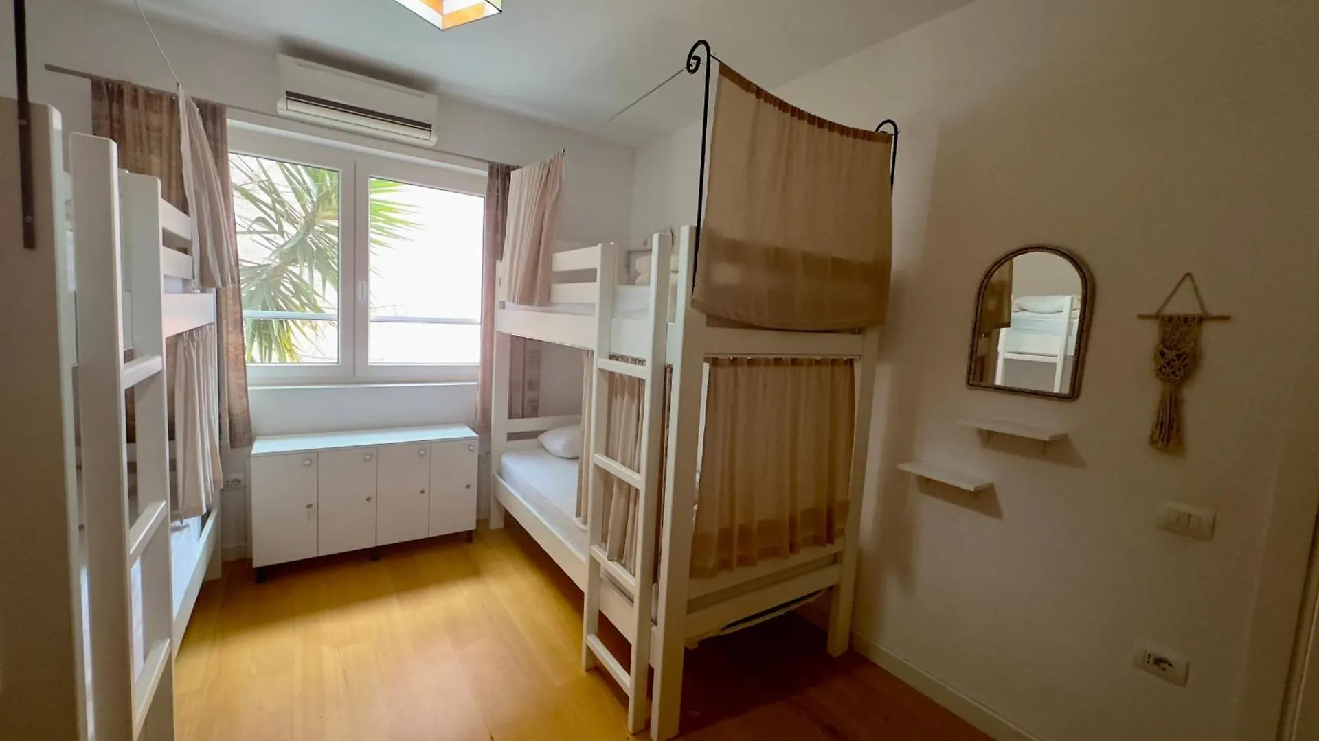 Trip'N'Hostel Chill Zone Τίρανα 0*,  Αλβανία